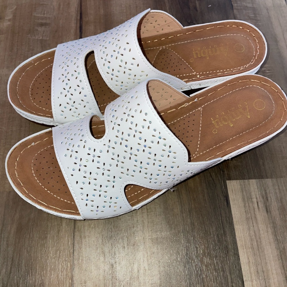 New without tag platform sandals